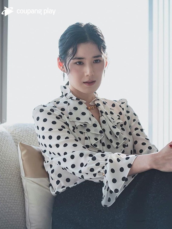 Terakhir, ada Jung Eun Chae yang curi perhatian lewat comebacknya di drama Anna. Ia berperan sebagai Hyun Joo, perwakilan galeri yang lahir dari keluarga kaya dan berpengaruh. Ia menikmati gaya hidup mewah dengan gayanya sendiri./ Foto: instagram.com/coupangplay
