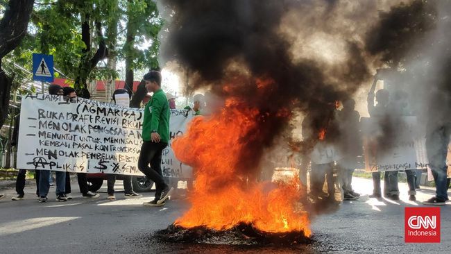 Sejumlah elemen mahasiswa di Makassar menggelar demonstrasi menolak RKUHP dengan cara membakar ban bekas, Jumat (1/7).