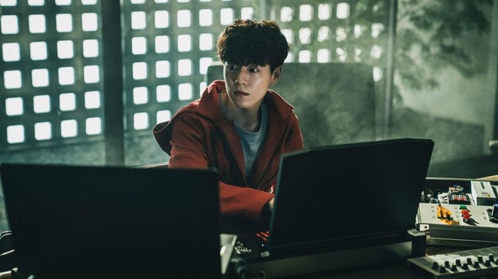 Jadi 'Hacker' Cerdas di Serial Netflix Money Heist Korea, Ini Drakor dan Film Populer Lainnya dari Lee Hyun Woo