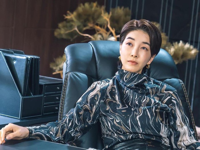 One The Woman berkisah tentang kehidupan chaebol dalam menutupi kasus hukum yang menjerat keluarganya. Lewat drama ini, Jin Seo Yeon tampil memukau sebagai Han Sung Hye, crazy rich yang ambisius. Foto : instagram.com/jinseoyeon___