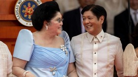 Presiden Filipina Dikecam Datang ke Konser Coldplay Pakai Helikopter