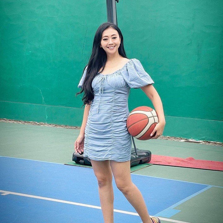 <p>Usai diet, Asri Welas tampak lebih percaya diri, Bunda. Kini, ia terlihat lebih ramping dan bikin pangling nih. (Foto: Instagram: @asri_welas)<br /><br /></p>