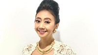 <p>Bunda mengenal sosok komedian sekaligus pemain film ternama Asri Welas? Penampilan Asri Welas kembali menarik perhatian usai jalani diet, lho. (Foto: Instagram: @asri_welas)</p>