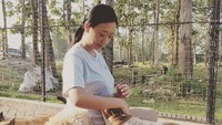 <p>Menurutnya, kurus adalah bonus yang didapatkan. Yang terpenting adalah hidup sehat, Bunda. (Foto: Instagram: @asri_welas)</p>