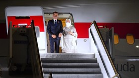 Iriana Jokowi Terpeleset di Tangga Pesawat, Kondisinya Baik