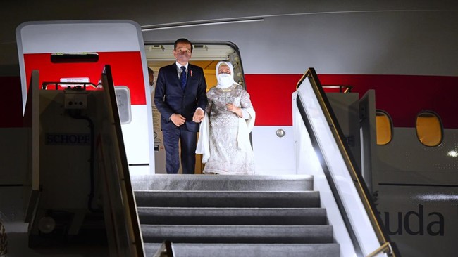 Ibu Negara Iriana Jokowi terpeleset di tangga pesawat kepresidenan saat tiba di Bandara Ngurah Rai, Bali. Iriana dalam kondisi baik-baik saja.
