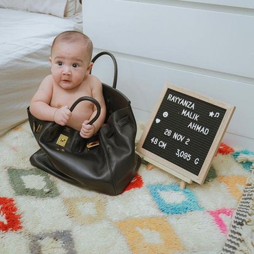 Gemesh! 9 Gaya Pemotretan Rayyanza, Masuk Tas hingga Pakai Baju SD