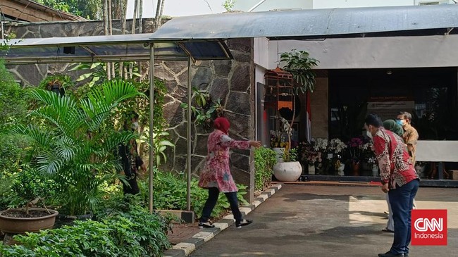 Mensos Tri Rismaharini datang ke rumah duka Tjahjo Kumolo di Kompleks Rumah Dinas Widya Chandra 4 No. 2, Jakarta, Jumat (1/7).