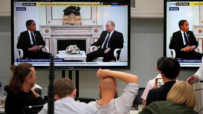 Saat menjamu Jokowi, Presiden Vladimir Putin mengingatkan bahwa Rusia banyak membantu membangun RI di awal kemerdekaan.