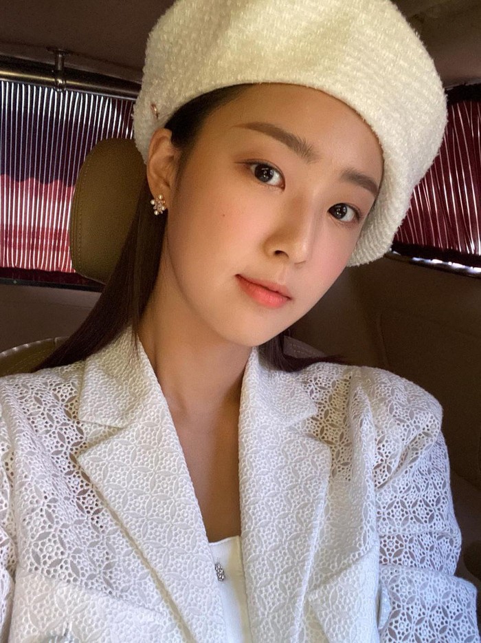 Sementara, Choi Ye Bin sebagai Ha Eun Byeol lebih feminin di The Penthouse. Chaebol satu ini juga perankan seorang crazy rich yang menutupi semua kesalahan dengan uang, hingga sukses membuat penonton tersulut 'emosi' di setiap episode-nya./ Foto: instagram.com/ yebin__