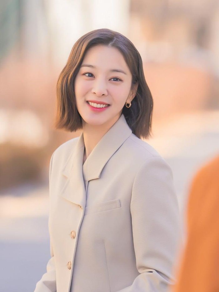 Seol In Ah sukses perankan karakter Jin Yeong Seo di Business Proposal. Putri pebisnis yang meninggalkan kemewahan demi hidup mandiri. Pun demikian, Yeong Seo tetap terlihat badas dengan fashion serba branded/ Foto: instagram.com/sbsdrama.official
