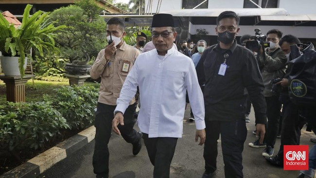 Sejumlah politikus, pejabat negara, sampai Kapolri menyambangi rumah duka Tjahjo Kumolo di Kompleks Widya Chandra.