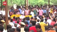 VIDEO: Ratusan Warga India Hadiri Kremasi Korban Pemenggalan
