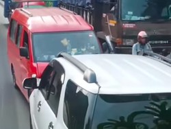 Viral Toyota Rush Pukul Mundur Angkot Lawan Arus sampai Balik ke Jalurnya