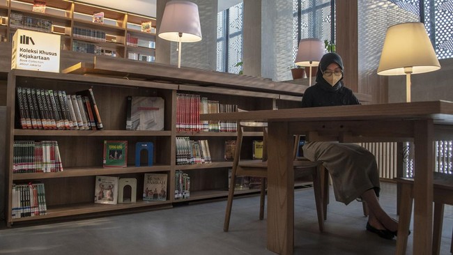 Perpustakaan umum di Taman Ismail Marzuki memiliki ruang bermain untuk anak berupa indoor dan outdoor. Pengunjung perlu mendaftar via internet.