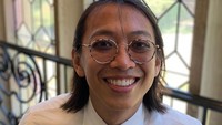 <p>Bunda masih mengenal Sosok Alfandy Cahyono yang tergabung dalam grup penyanyi cilik Trio Kwek Kwek? Lama tak terdengar, ternyata Alfandy menempuh pendidikan doktoral di Amerika, lho. (Foto: Instagram: @alfandynp)</p>
