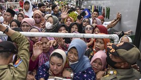 img-title FOTO: Antusias Warga Antar Kerabat Berangkat Ibadah Haji