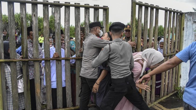 Penjemputan jemaah haji bisa dilakukan di daerah masing-masing sesuai debarkasi. Asrama haji akan mengatur pendistribusian koper jemaah, termasuk air zam-zam.