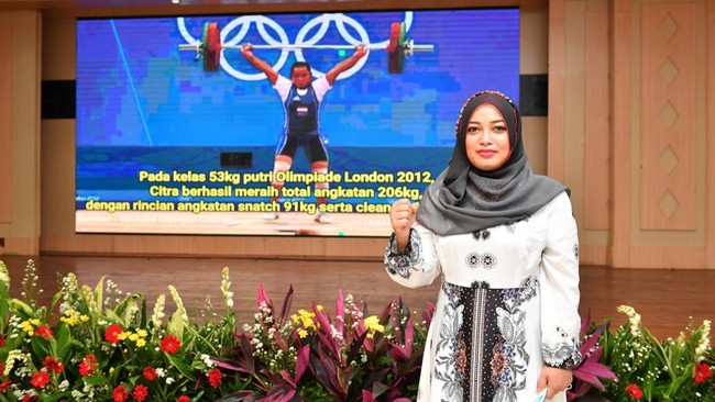 Mantan lifter putri Indonesia Citra Febrianti menagih medali perak dan piagam Olimpiade 2012 kepada National Olympic Committee (NOC) Indonesia atau KOI.