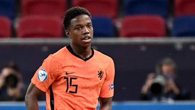 Tyrell Malacia Resmi Gabung Manchester United Tyrell Malacia resmi bergabung ke Manchester United dan sudah menandatangani kontrak hingga 2026.