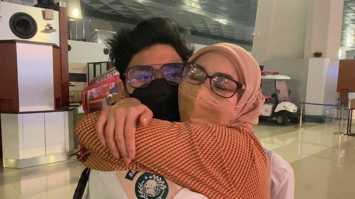 Fenita Arie dan Arie Untung Lepas Anak Sekolah ke LN
