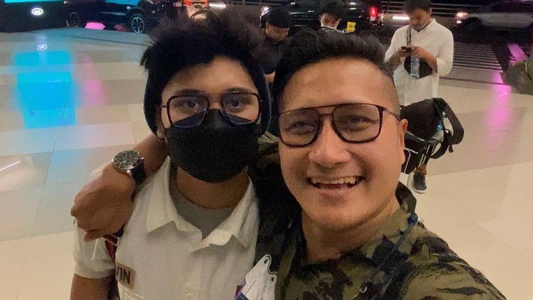 Fenita Arie dan Arie Untung Lepas Anak Sekolah ke LN Fenita Arie dan Arie Untung Lepas Anak Sekolah ke LN