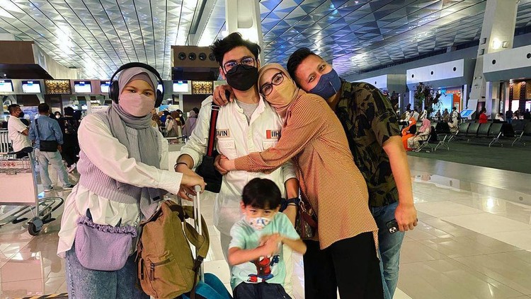 Fenita Arie dan Arie Untung Lepas Anak Sekolah ke LN
