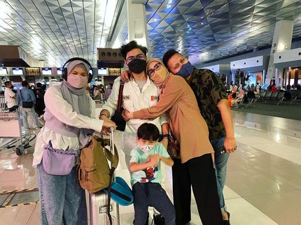 Momen Haru Arie Untung dan Fenita Lepas Anak Pertama Sekolah ke Luar Negeri