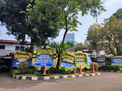 Penampakan Rumah Duka Tjahjo Kumolo Terus Dibanjiri Karangan Bunga