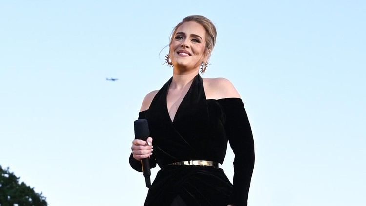 Konser Adele di London 2022 LONDON, ENGLAND - JULY 01: Adele performs on stage as American Express present BST Hyde Park in Hyde Park on July 01, 2022 in London, England. (Photo by Gareth Cattermole/Getty Images for Adele)