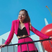 Dari Gaya 'Cewek Kue' Hingga 'Cewek Mamba', Intip Fashion Nayeon TWICE di MV 'POP!'