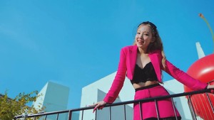 Dari Gaya 'Cewek Kue' Hingga 'Cewek Mamba', Intip Fashion Nayeon TWICE di MV 'POP!'