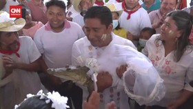 VIDEO: Lestarikan Tradisi Kuno, Wali Kota Meksiko Menikah dengan Buaya