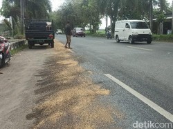 Awas! Tumpahan Solar di Jalan Raya Demak Bikin Sejumlah Pengendara Jatuh