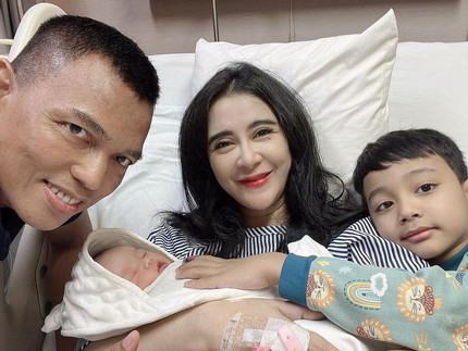 Uut Permatasari Melahirkan Anak Kedua di Usia 40 Tahun, Nama Bayinya Indah