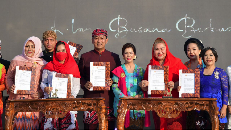 Mendukung upaya pemerintah untuk melestarikan kebaya sebagai warisan budaya Indonesia
