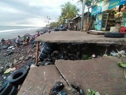 Jalan di Pesisir Pebuahan Amblas, Warga Pilih Akses Tegalan Orang