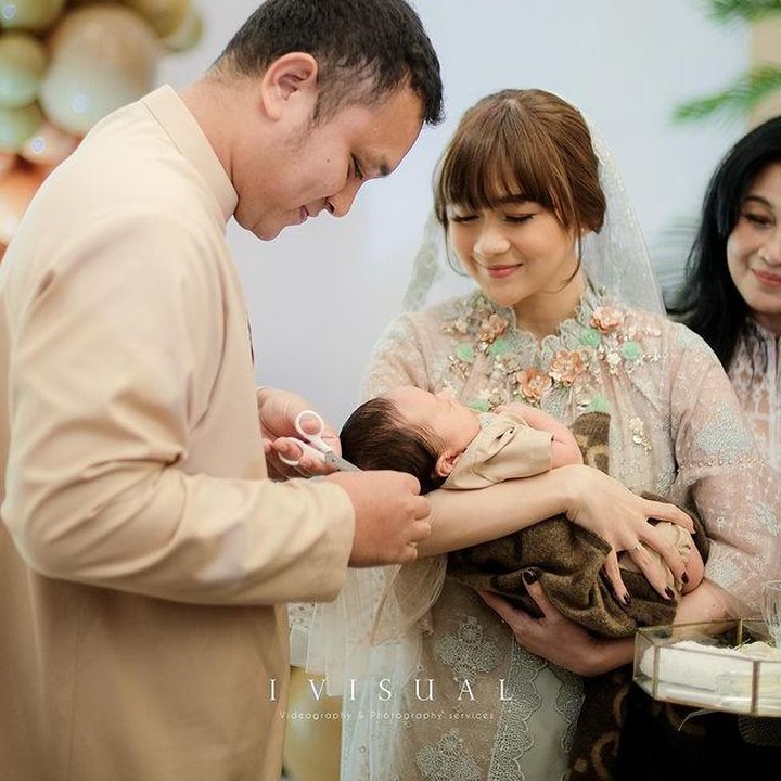 <p>Momen ketika Gin Dirga dicukur rambutnya dalam rangkaian acara aqiqah. Sebagai ayah, Gilang Dirga lah yang mencukur rambut anaknya pertama kali. (Foto: Instagram @adieztyfersa @gilangdirga)</p>