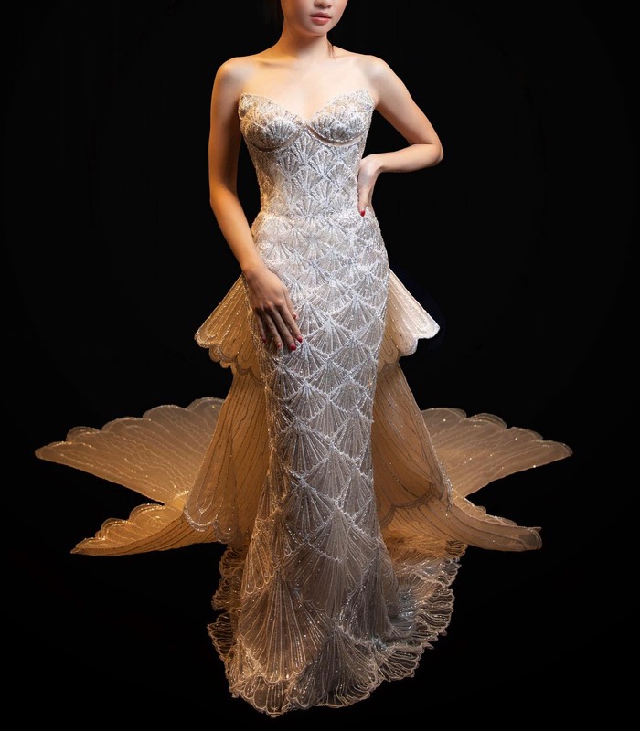 Bustier gown juga bisa menunjang penampilan glamormu di hari spesial. Gaun bustier dengan mermaid-style anti-mainstream ini, dihiasi penuh dengan manik-manik yang membentuk pola karang. (Foto: Instagram/Monica Ivena)