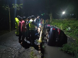 KIA Sorento Terjun ke Sungai gegara Hilang Kendali, 6 Penumpang Luka Ringan