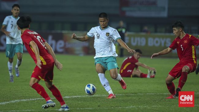 Nama Hokky Caraka jadi buah bibir usai Timnas Indonesia U-19 menang besar 7-0 atas Brunei Darussalam di Piala AFF U-19 2022, Senin (4/7) malam.