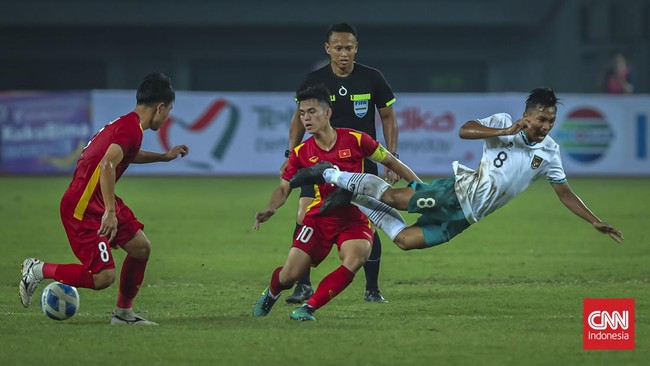 Vietnam mengemas kemenangan atas Filipina dalam lanjutan Grup A Piala AFF U-19 yang berlangsung di Stadion Madya, Senayan, Jakarta, Senin (4/7) siang.