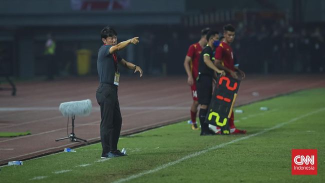 Pelatih Timnas Indonesia U-19 Shin Tae Yong terlihat mondar-mandir di tengah lapangan Stadion Patriot Candrabhaga, Bekasi, jelang melawan Thailand.