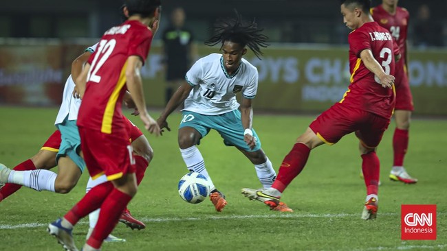 Shin Tae Yong memberi pembelaan terhadap Ronaldo Kwateh yang mendapat serangan dari netizen jelang melawan Brunei Darussalam di Piala AFF U-19 2022.