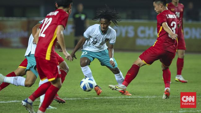 Ronaldo Kwateh Diserang Netizen, Shin Tae Yong Beri Pembelaan Shin Tae Yong memberi pembelaan terhadap Ronaldo Kwateh yang mendapat serangan dari netizen jelang melawan Brunei Darussalam di Piala AFF U-19 2022.