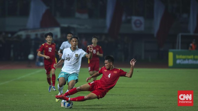 Timnas Vietnam U-16 mengeluh soal rumput lapangan Stadion Sultan Agung yang jelek hingga jarak tempuh ke lokasi pertandingan Piala AFF U-16 2022 yang jauh.