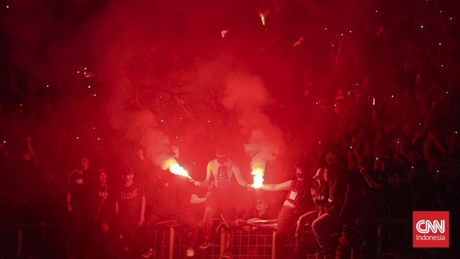 FAT melaporkan suporter yang membuat onar dengan melempar flare ke lapangan usai timnas Thailand U-17 kalah di Piala Asia U-17 dan gagal ke Piala Dunia.