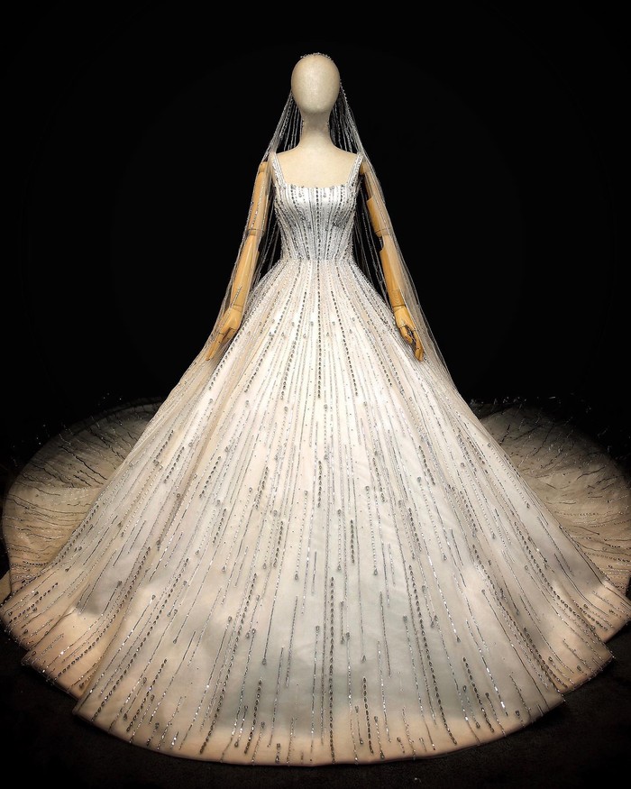 Keanggunan bak princess di negeri dongeng bisa kamu dapatkan dengan wedding dress model ballgown. Detail square-court bodice ballgown ini dipadupadankan dengan crystal and stone yang bakal membuat aura pemakainya semakin terpancar. (Foto: Instagram/Monica Ivena)