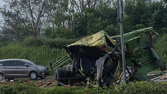 Sebanyak dua orang meninggal dunia imbas kecelakaan antara truk pengangkut ayam dan bus Primajasa di Tol Cipali, Minggu (3/7). Keduanya merupakan sopir.
