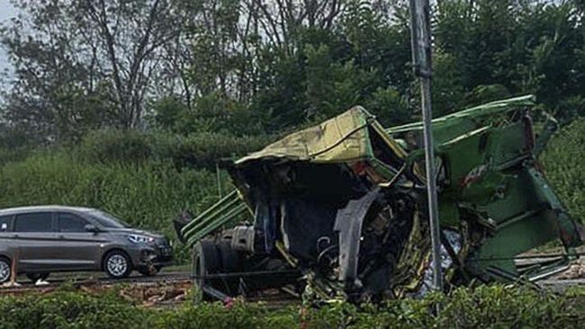 Dua orang tewas dalam kecelakaan lalu lintas antara kendaraan truk dan bus Primajasa di jalan Tol Cikopo-Palimanan (Cipali) KM 93+600, Minggu (3/7).